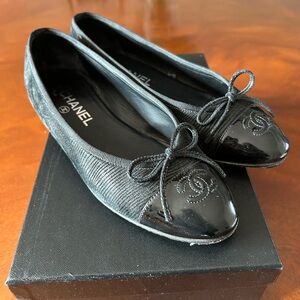 CHANEL Black Patent Leather Ballet Flats